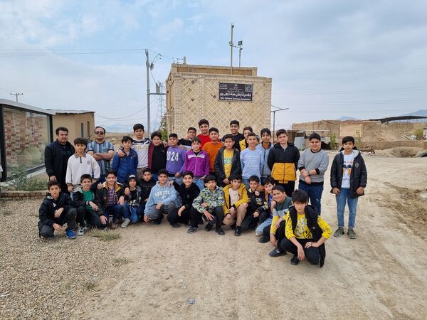 بازدید دانش‌آموزان دبیرستان نمونه دولتی پژوهش آشخانه از محوطه تاریخی ریوی