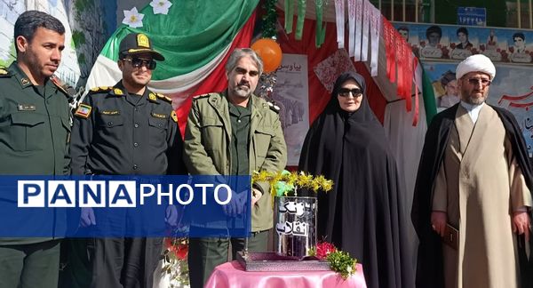 گرامیداشت سالگرد انقلاب با نواختن زنگ در دبیرستان دخترانه شاهد