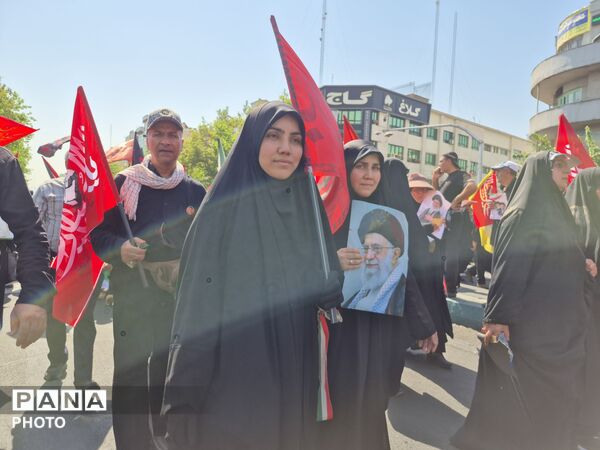 اشک یک ملت در بدرقه رهبر شهید
