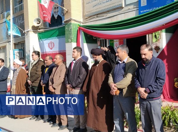 نواختن زنگ انقلاب در دبیرستان بنت‌الهدی صدر رضویه