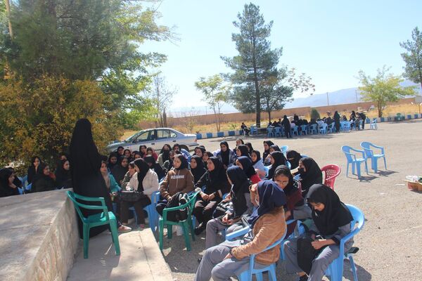 حضور دانش‌آموزان فلارد و خانمیرزا در اردوی «طرح تمشک»