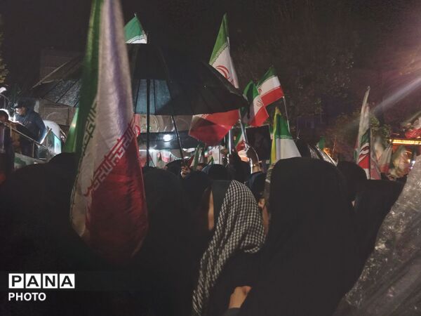 نیشابور  در آغوش باران؛ قصه دلدادگی مردم در مسجد جامع 