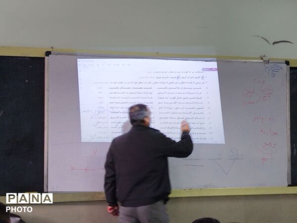 فرایند بررسی عملکرد معلمان منتخب دبیرستان نمونه آیت الله خامنه ای