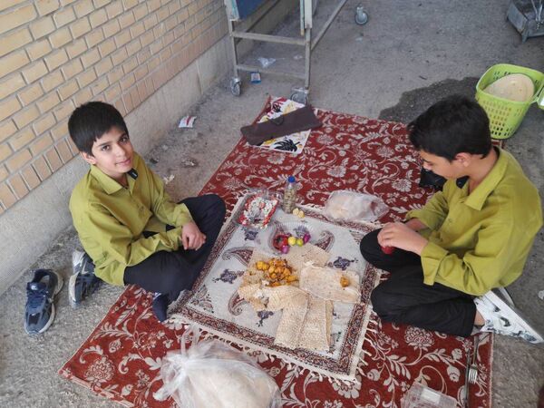 ناهار وحدت با طعم  شادی و لذت در مدرسه شاهد حاج مصلحیان