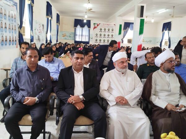 نواختن زنگ مهر و ایثار و ادای احترام به یادمان شهدا در بندر لنگه 
