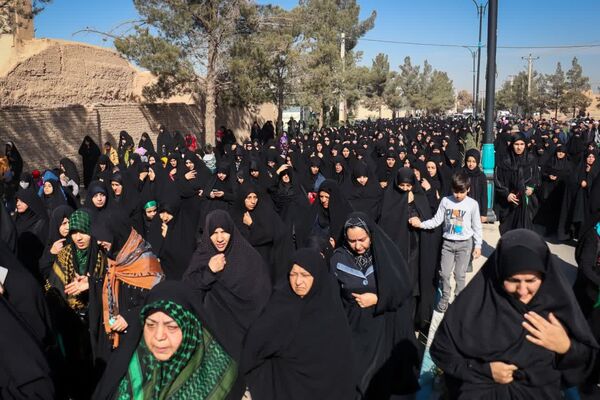 تشییع پیکر مطهر شهید گمنام ۱۷ ساله در اردکان 