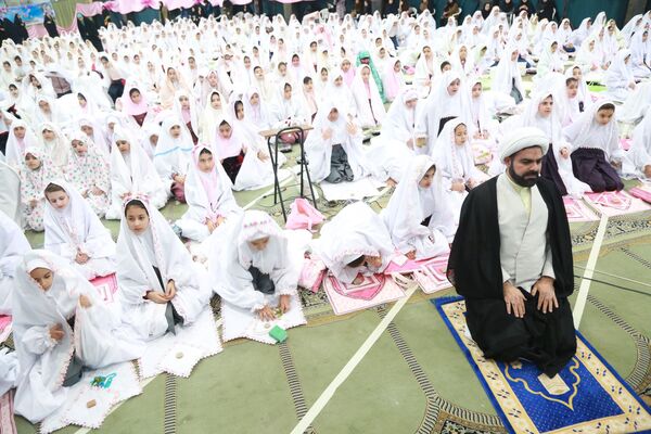  جشن تکلیف ۱۴۰۰ نفری دانش‌آموزان دختر شاهین شهری 