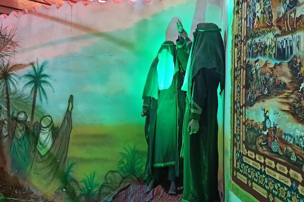 بازدید دانش‌آموزان دبیرستان یادگار امام از کوچه‌های بنی‌هاشم