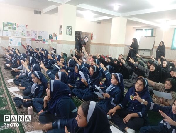 اجرای سرود همگانی «قلب‌های بی‌قرار» دانش‌آموزان مدارس هشتگرد 
