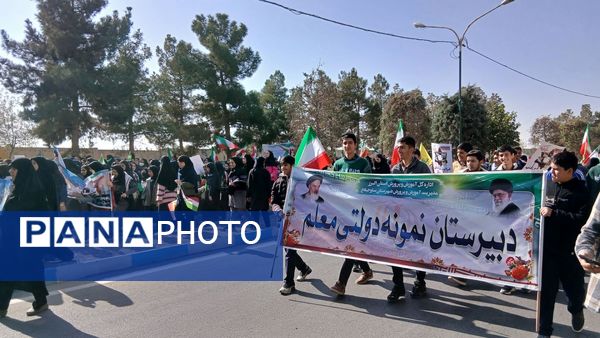 راهپیمایی 13 آبان دانش‌آموزان و مسئولین شهر مهستان