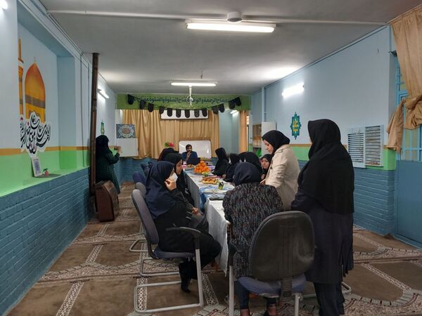 جلسه شورای دبیران در دبیرستان دخترانه فضه 