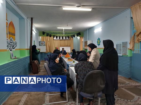 جلسه شورای دبیران در دبیرستان دخترانه فضه 