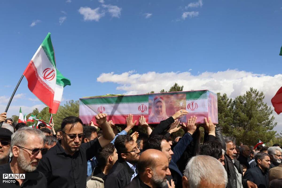 مراسم تشییع پیکر مطهر شهیده دانش آموز تیارا صادقی در یزد
