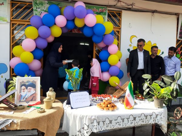 ورود شکوفه‌ها به مدارس در عباس آباد 