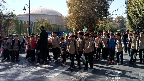 دانش‌آموزان با حضور در راهپیمایی ۱۳ آبان تنفر خود را نسبت به شیاطین امروزی نشان دادند