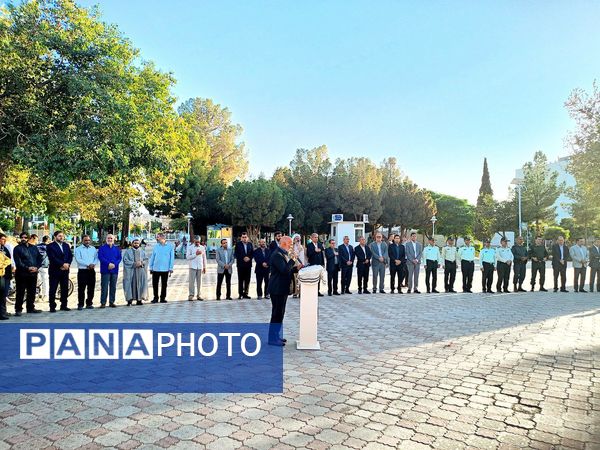 دولتمردان غبار از مزار شهدا برداشتند 