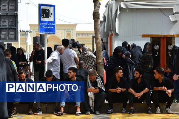 پرچم‌های عزا بر فراز حرم امام رضا(ع)