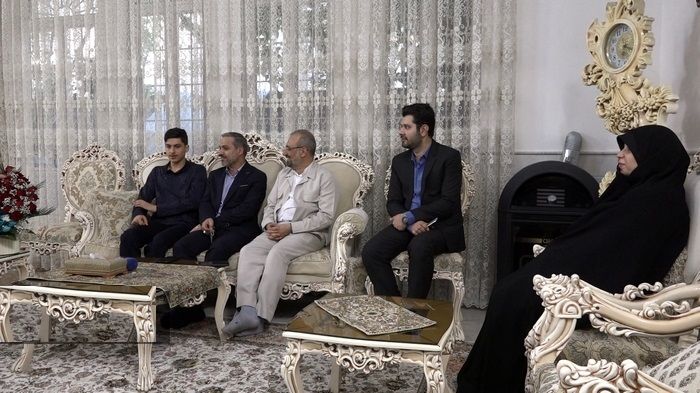 دیدار استاندار قم با خانواده دو دانش آموز مدال‌آور المپیاد‌های علمی

