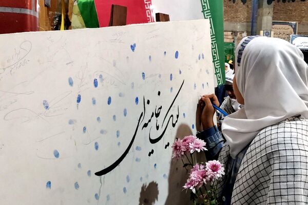 تجدید پیمان فرهنگیان ورامینی با آرمان‌های شهدا در هفته بسیج