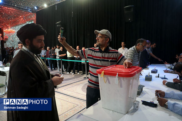 مرحله دوم انتخابات چهاردهمین دوره ریاست‌ جمهوری در آستان امامزاده صالح(ع)