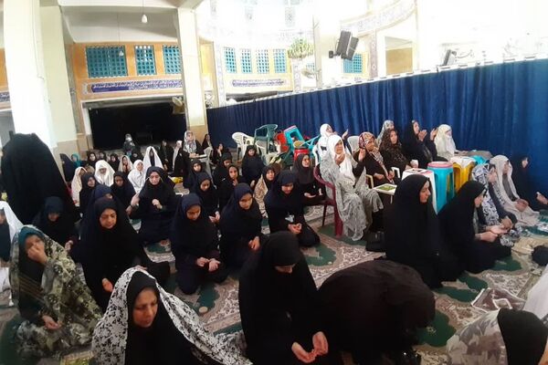 اقامه نماز جماعت دانش‌آموزان در مسجد