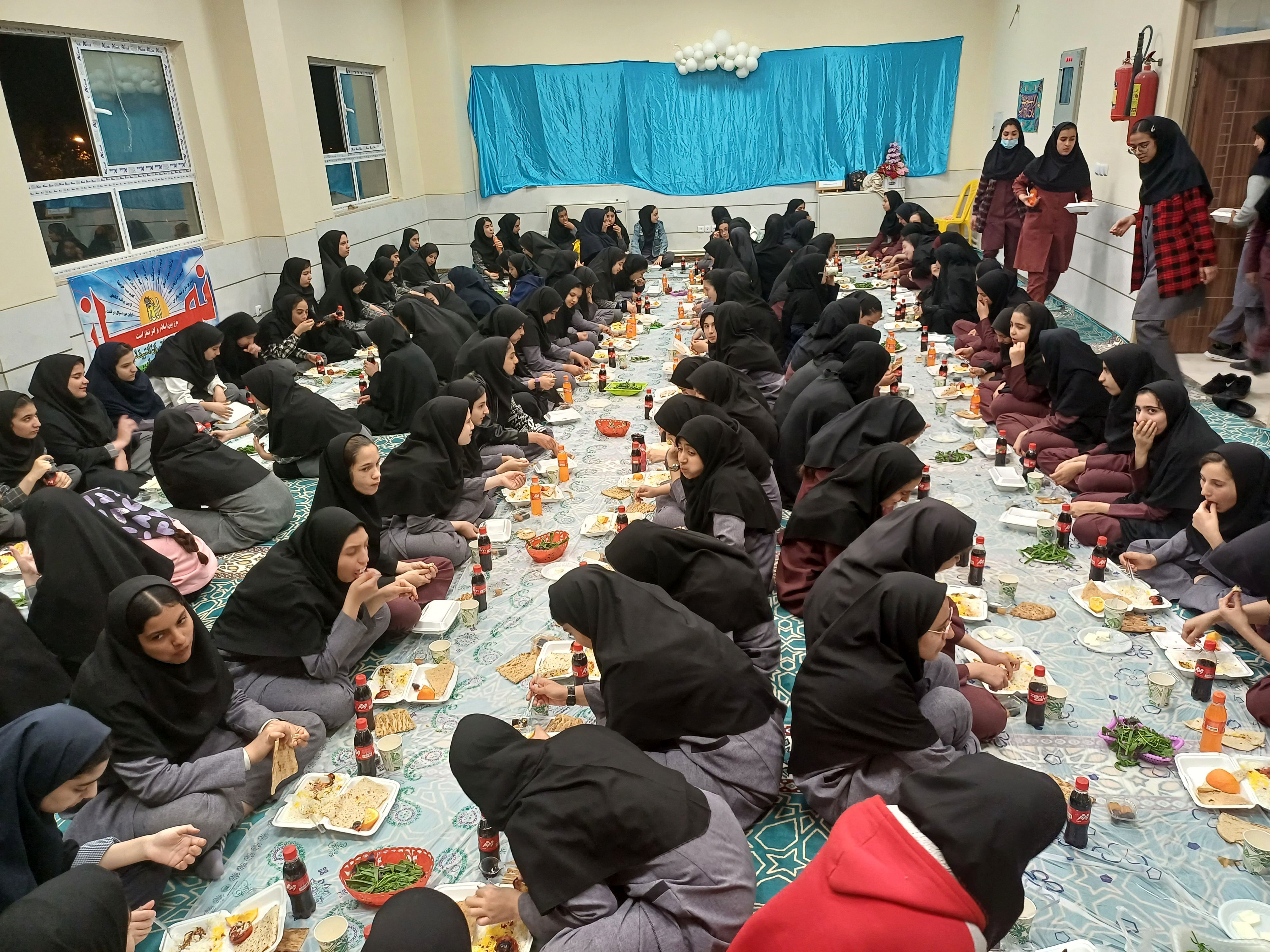 ضیافت افطاری در دبیرستان دخترانه دین و دانش کوهپایه