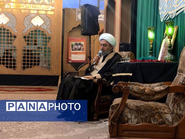 محفل شعرخوانی نخبگان ادبی با حضور مشاور رئیس‌جمهور شهید در قم