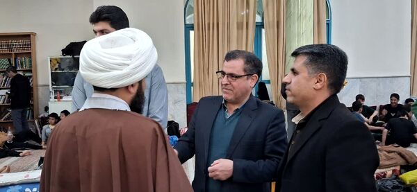 دیدار معاون سیاسی و اجتماعی فرمانداری  کاشمر با معتکفین دانش آموز مسجد جامع