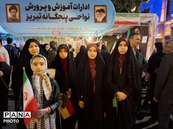 غرفه جهادی آموزش و پرورش ناحیه ۴ تبریز با حضور معلمان فعال علمی و فرهنگی، در میدان ساعت تبریز
