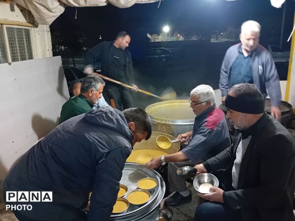  سفره های ساده افطار در امامزاده سید محمد (ع) کاشمر 