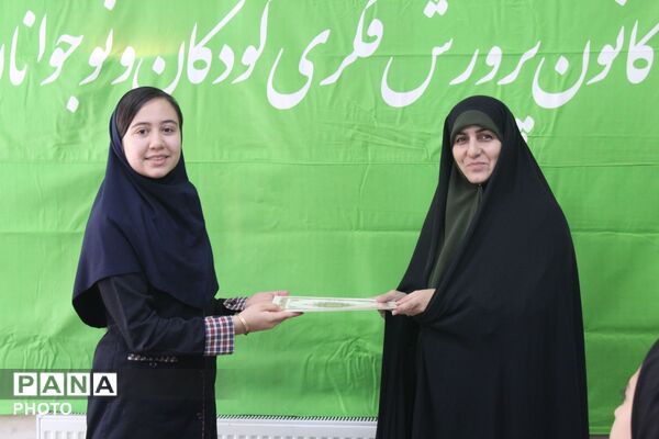 تجلیل از دانش‌آموز خبرنگاران فعال در عرصه کانون پرورش فکری کودکان و نوجوانان استان البرز 