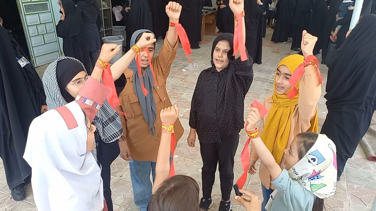 باید برخاست؛ امروز ایران به احترام رهبر شهید ایستاده است