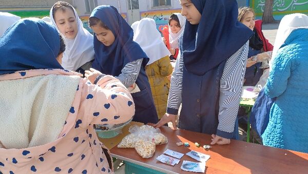 برپایی بازارچه درون مدرسه‌ای در دبستان ربابه هاشمیان یزدی شیروان