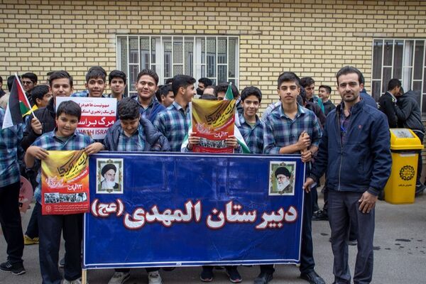 شرکت پرشور دهه هشتادی و نودی‌‌های شهر محلات در یوم‌الله ۱۳ آبان