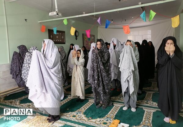 نمازجماعت و جزء‌خوانی در دبیرستان حاج مهدی روحانی ارغا شهرستان خلیل آباد