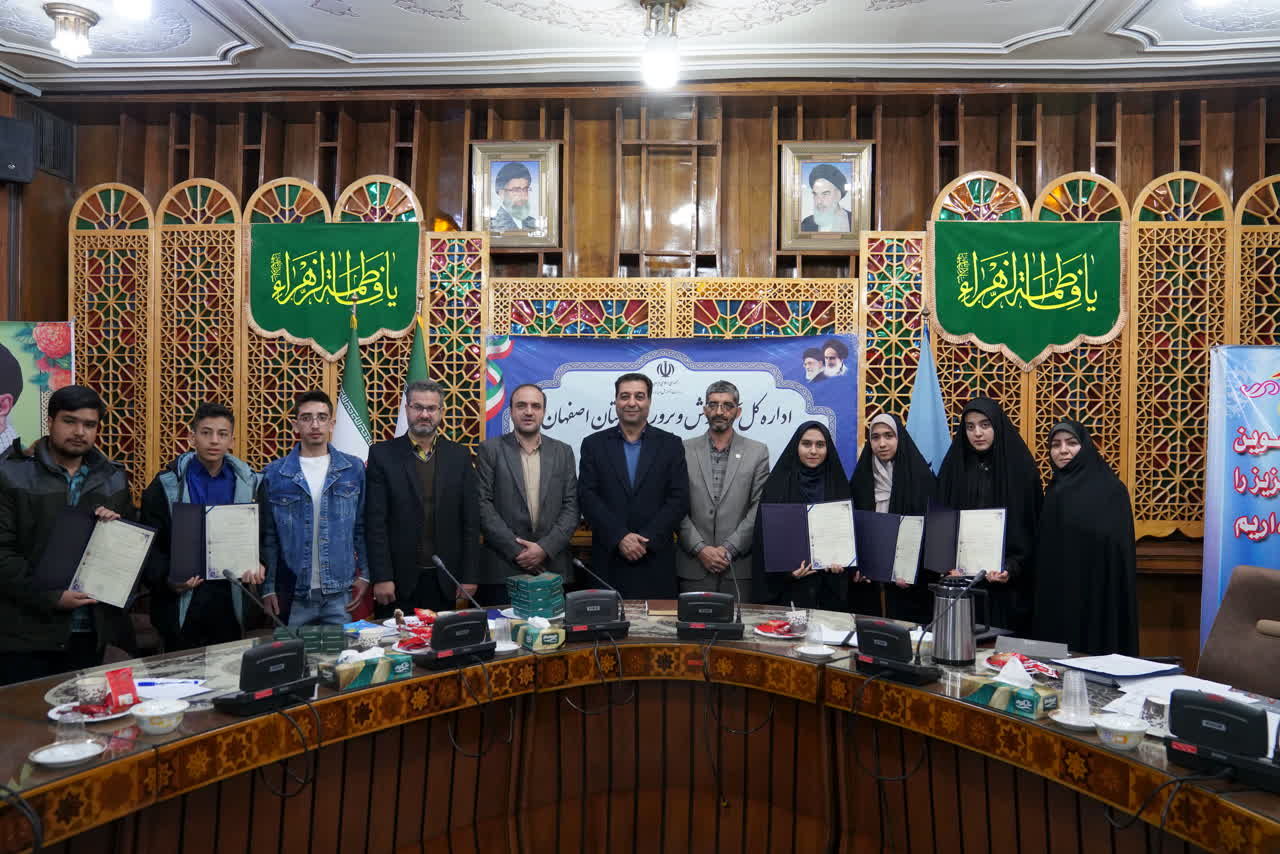 نشست مدیرکل آموزش و‌ پرورش استان اصفهان با نمایندگان شورای دانش‌آموزی و مجلس دانش‌آموزی استان 