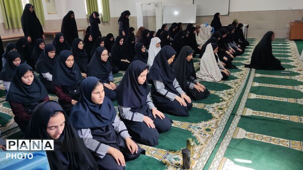اولین نماز جماعت در روز اول مدرسه دخترانه امام حسین (ع) نیشابور 