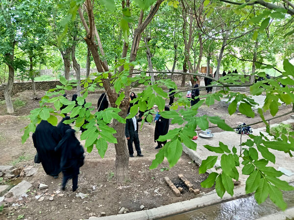 بازدید دانش‌آموزان جعفرآباد از کارگاه گلاب‌گیری روستای «بنابر»