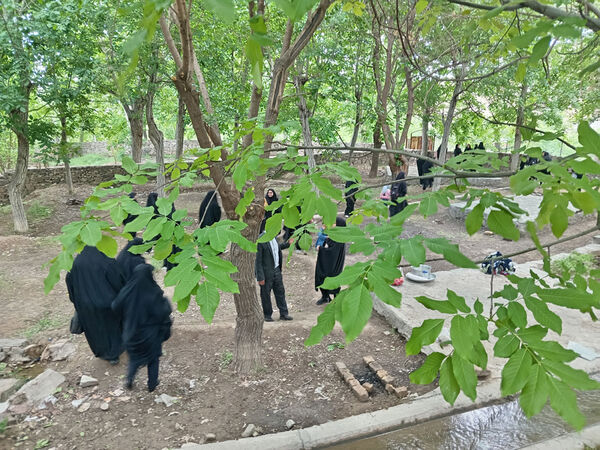 بازدید دانش‌آموزان جعفرآباد از کارگاه گلاب‌گیری روستای «بنابر»