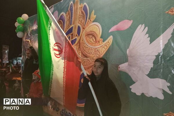 حضور مستمر و همدل مردم پردیس در تجمعات شبانه با وجود بارندگی