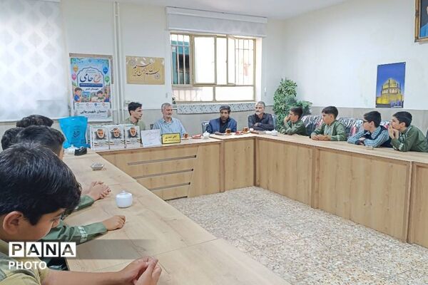 آیین تجلیل از دانش‌آموزان برتر مسابقات قرآن، عترت و نماز دبستان شهید رجایی شهرستان قدس