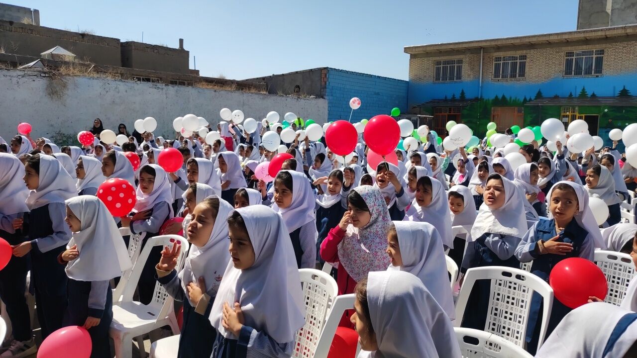 نواختن زنگ سلامت در مدرسه دخترانه ضحی ۱ شهرستان شیروان