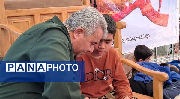 بازدید مسئولین بسیج دانش آموزی کاشمر از معتکفین مسجد جامع