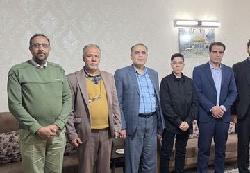 دیدار مسئولین آموزش و پرورش اصفهان با خانواده پاسدار شهید محمد سلمانی 