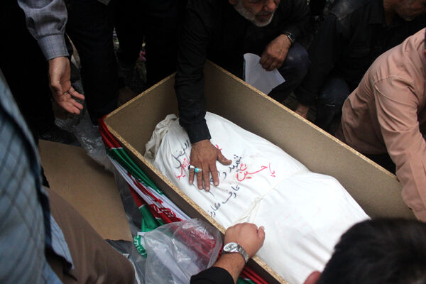 خاکسپاری نوجوان شهید «محمدحسین خاکی» در گلزار شهدای قم