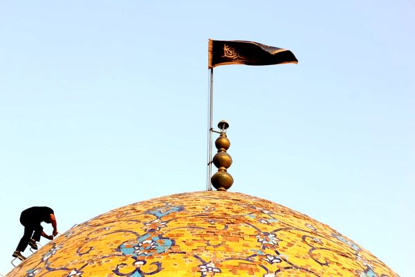 آیین مذهبی تعویض پرچم گنبد حرم مطهر حضرت سلطانعلی ابن امام محمد باقر(ع)