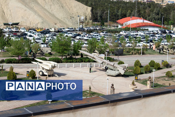 حضور گردشگران روز طبیعت در محوطه باغ‌موزه دفاع مقدس قم