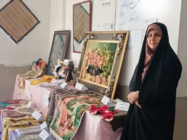 نمایشگاه آثار هنری معلمان دبیرستان جفایی در هفته معلم