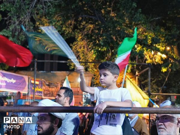 رونمایی از نماد «مشت گره کرده رهبر شهید» در قم