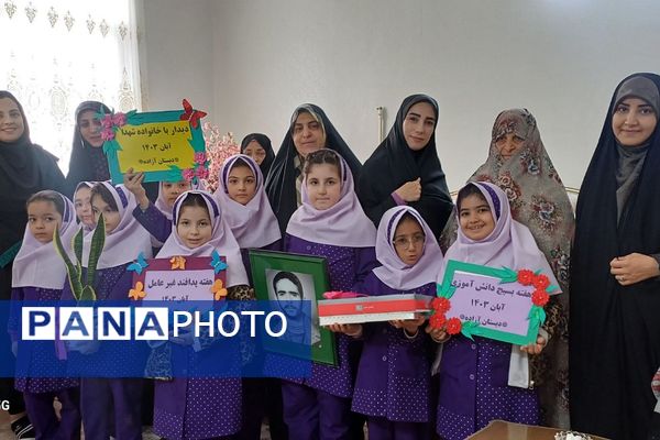 حضور فرمانده بسیج دانش‌آموزی در دبستان آزاده ناحیه 2 شهرری به‌مناسبت هفته بسیج دانش‌آموزی 